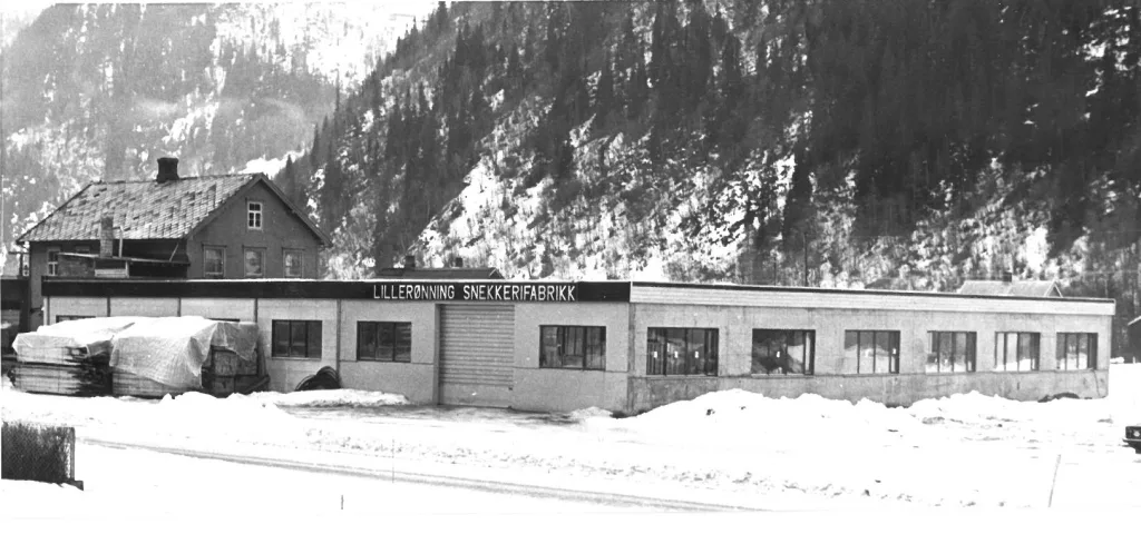 Fabrikken i 1975 med gammelskolen i bakgrunnen